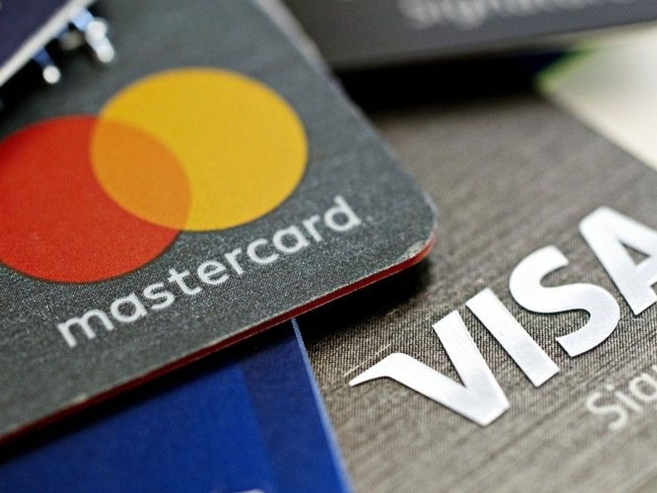 Visa e Mastercard suspendem operações na Rússia