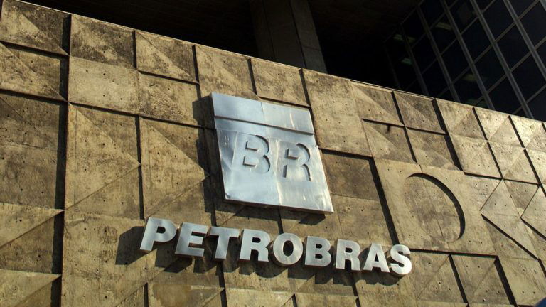 Governo discute congelamento temporário de preços de combustíveis pela Petrobras