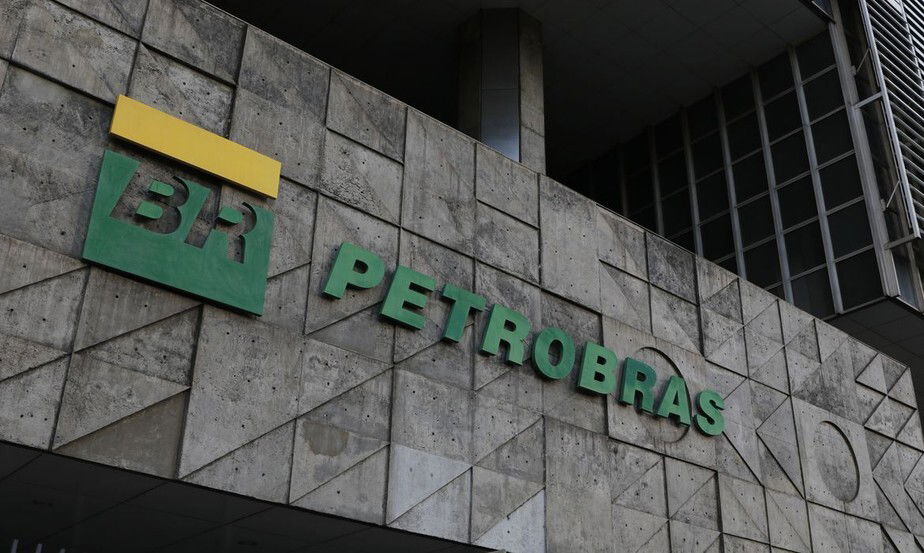 Bancos aplaudem, e Petrobras reafirma compromisso com gasolina cara e lucro alto
Novo presidente diz a investidores que estatal continuará praticando preços baseados no mercado internacional