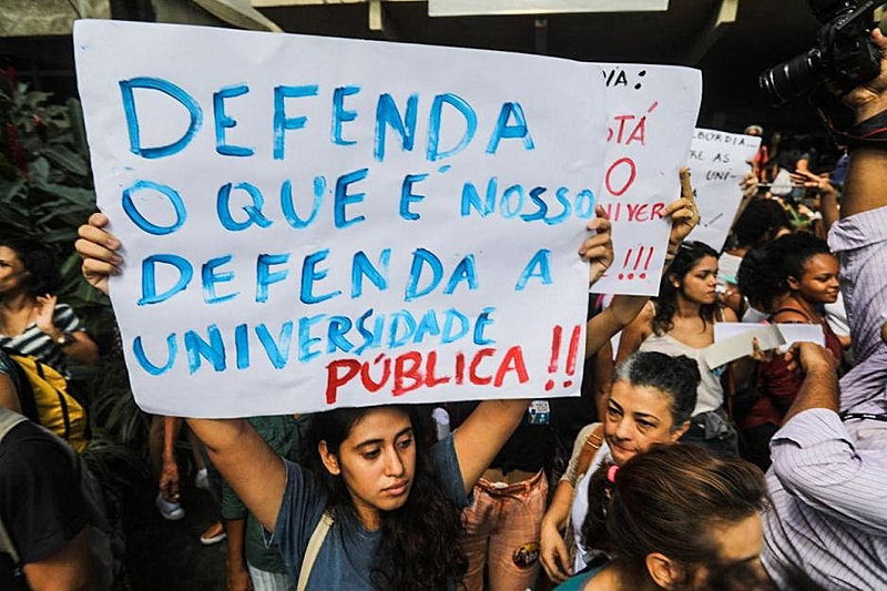 Por que querem cobrar mensalidade nas universidades públicas?