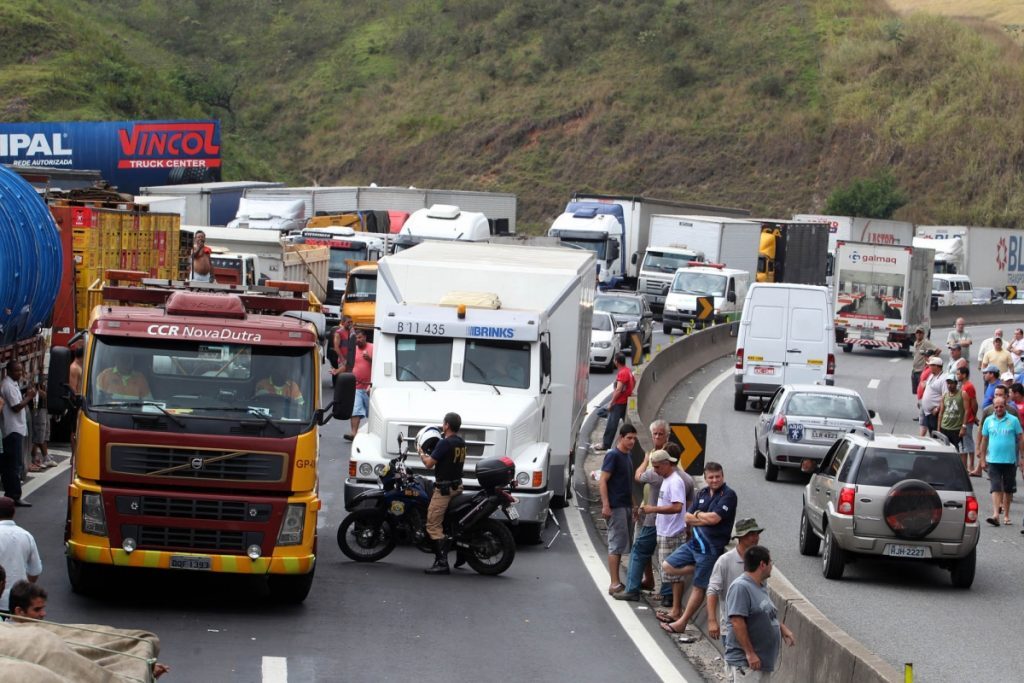 Rompidos com Bolsonaro, caminhoneiros sofrem com alta do diesel e falsas promessas