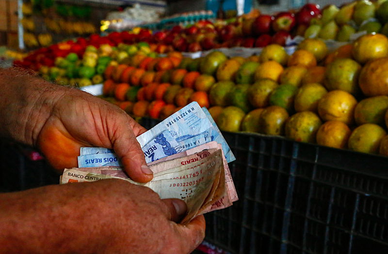 Entenda por que o salário está rendendo tão pouco na hora de comprar alimentos