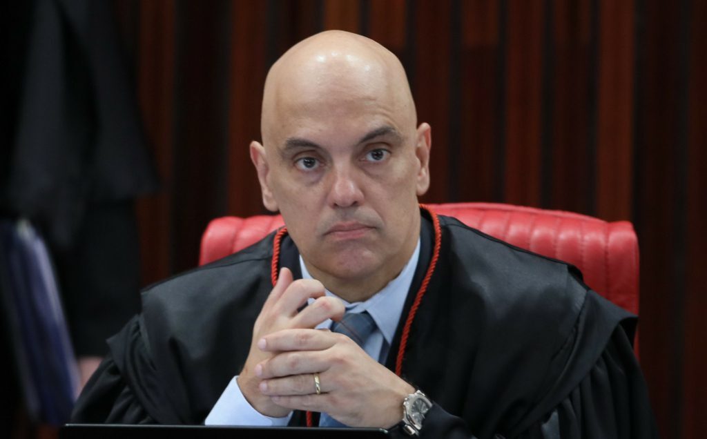 ALEXANDRE DE MORAES QUE A CABECA DE QUEM PENSAR E ATINGIR A DEMOCRACIA