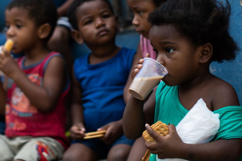 O LIVRE MERCADO IGNORA OS POBRES