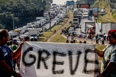 A NOVELA DAS OITO CONTINUA !Após novo aumento nos combustíveis, líder de caminhoneiros diz que greve é "provável"