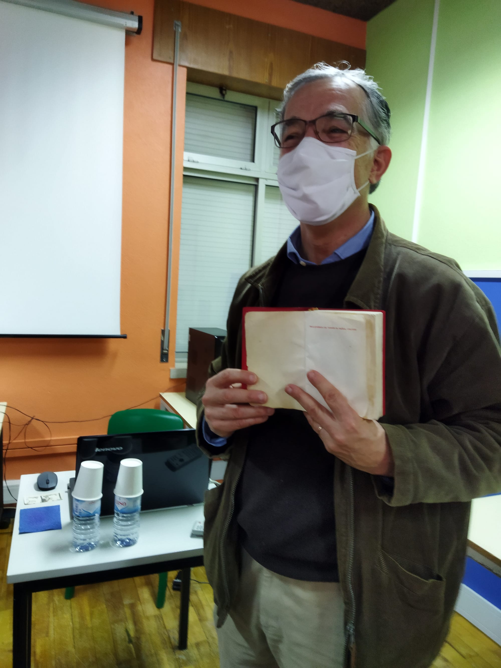 Uma epígrafe estalinista em destaque no livro vermelho de Mao Zedong...