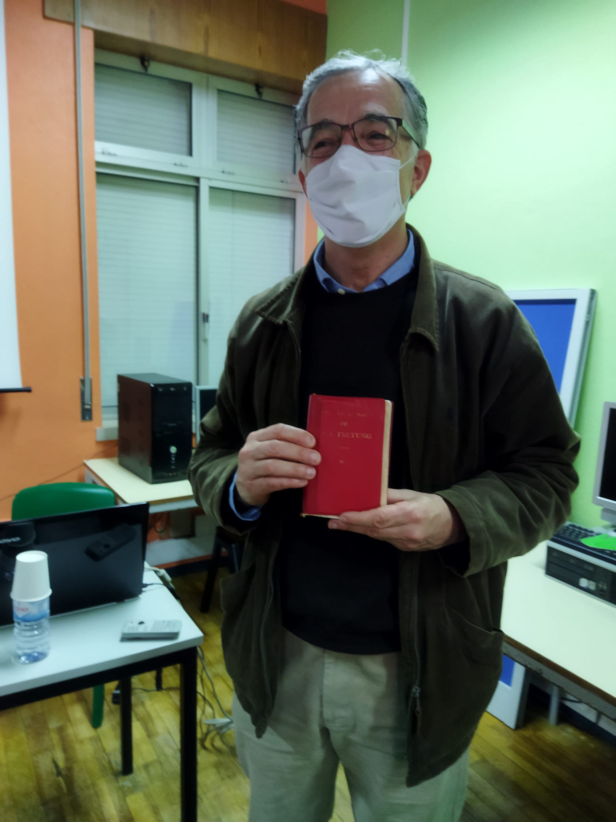 Professor Norberto Rosário e o "Livro Vermelho", de Mao Zedong, uma relíquia trazida por Álvaro Ribeiro.