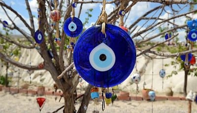 الخرزة الزرقاء والعين والكف ، رموز شيطانية !!!. تجنبوها...