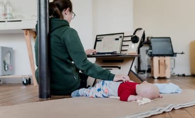 معاناة الأم العاملة