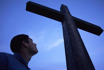 كيف ينظر الإنسان إلى الصليب من خلال عتمة الخطيئة ؟