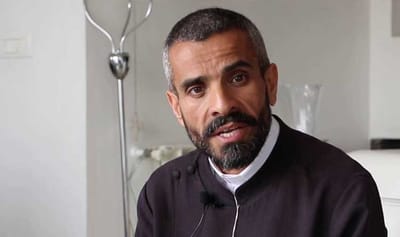 الأب مجدي علاوي يقفل مراكزه : "وقفوني عن الشغل وكسّرولي سيارتي"