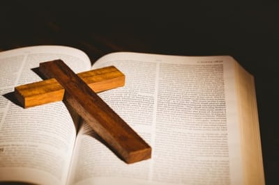 الفصل الرابع - سِفِر الخروج - موسى يُمنحَ قُدرة على صنع  الآيات - الآيات الأولى حتّى الخامسة