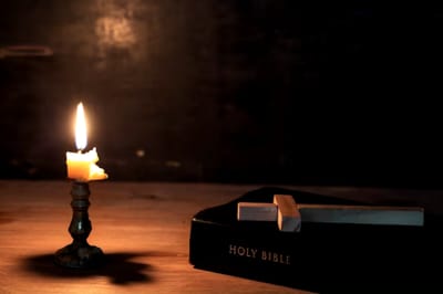 الفصل الثامن عشر - سِفِر الخروج - حديث موسى مع يِترْو - الآيات الثامنة حتّى الثانية عشر