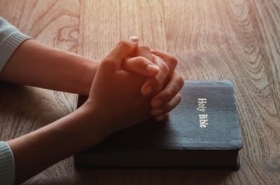 الفصل الخامس والعشرون - سِفِر الخروج - د - أحكام في بناء المُقدس وفي خدَّامه - الخيمة وأثاثها وتابوت العهد - الآيات - العاشرة حتّى السادسة عشر