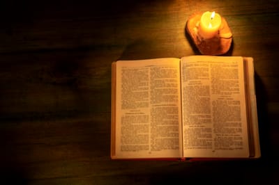 الفصل السابع والعشرون - سِفِر الخروج - د - أحكام في بناء المُقدس وفي خدَّامه - زيت الإنارة - الآيات العشرون حتّى الحادية والعشرون