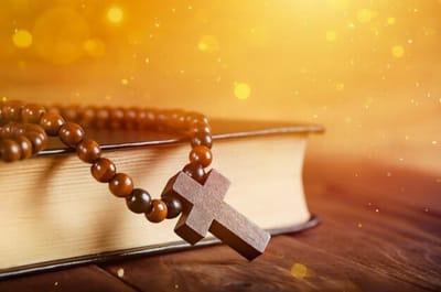 الفصل الثامن والعشرون - سِفِر الخروج - د - أحكام في بناء المُقدس وفي خدَّامه - ثياب الكهنة - الآيات الأولى حتّى الخامسة