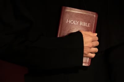 الفصل الثامن والعشرون - سِفِر الخروج - د - أحكام في بناء المُقدس وفي خدَّامه - الأفود - الآيات السادسة حتّى الرابعة عشر