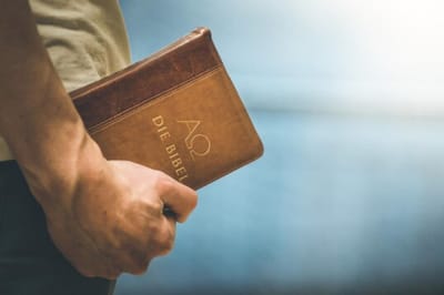 الفصل التاسع والعشرون - سِفِر الخروج - د - أحكام في بناء المُقدس وفي خدَّامه - التقدمة والمُحرقات اليومية - الآيات الثامنة والثلاثون حتّى السادس والأربعون