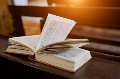 الفصل الأربعون - سِفِر الخروج - و - بناء المقدس - نصب المقدس وتقديسه - الآيات الأولى حتّى الثامنة والثلاثون