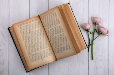 سِفِر الأحبار - الفصل الرابع - ١ - رُتَب الذبائح - رتبة ذبيحة الخطيئة - للفصل الرابع هو - أ - خطيئة الكاهِن - الآيات الأولى حتّى الثانية عشر