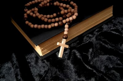 سِفِر الأحبار - الفصل الرابع - ١ - رُتَب الذبائح - رتبة ذبيحة الخطيئة - للفصل الرابع هو ج - خطيئة زعيم أو رئيس - الآيات الثانية والعشرون حتّى السادسة والعشرون