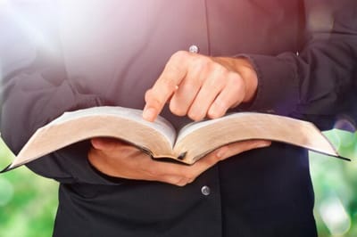 سِفِر الأحبار - الفصل السادس - ١ - رُتَب الذبائح - الكهنوت  والذبائح - للفصل السادس هو ب - التقدمّة - الآيات السابعة حتّى السادسة عشر