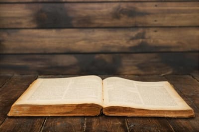 سِفِر الأحبار - الفصل الخامس عشر - ٣ - قواعِد في الطاهر والنجس - للفصل الخامس عشر هو نجاسات الرجل الجنسيّة - الآيات الأولى حتَّى الخامسة عشر