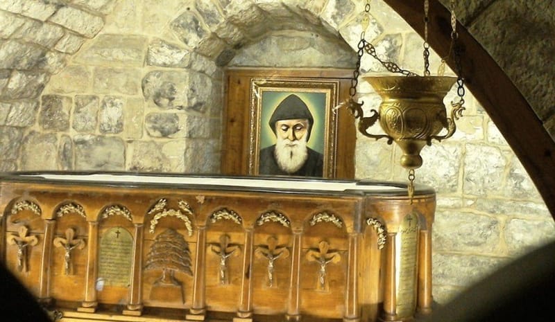 وضع يده على عينيها وأنفها وفمها وأذنيها وأخذ يكلّمها باللغة السريانية كل الليل.. حتّى الطبيبة الملحدة آمنت!