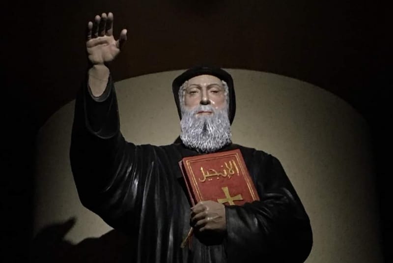 مار شربل يجري لي العمليّة والقديس نعمة الله والقديس مار أنطونيوس الكبير يقفان بقربه - إليكم تفاصيل الأعجوبة!