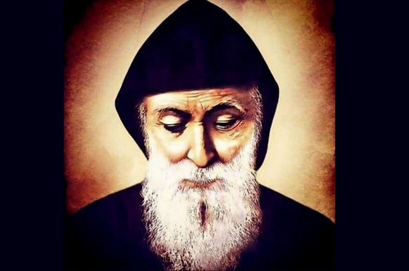 "رأيت وجهه بكل وضوح  والنور يسطع من وجهه وباقي الغرفة مظلم وإقترب مني.." وإليكم ما قاله مار شربل للمرأة المسلمة!