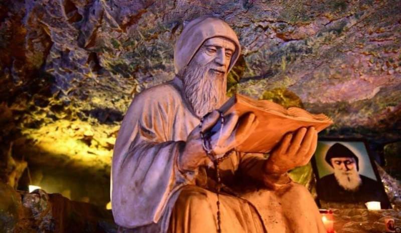 "أدخل يده في بطني قبالة الكبد ووضع يده على الكبد لعدّة دقائق وشعرتُ بأنه قد أجرى لي  العمليّة" - - إليكم تفاصيل الأعجوبة!