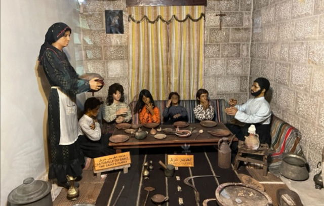 قال لها مار شربل : "عم صلّيلك عند الله مشي بطريقك وكفي" - - أكملت طريقها وإليكم ما حصل!