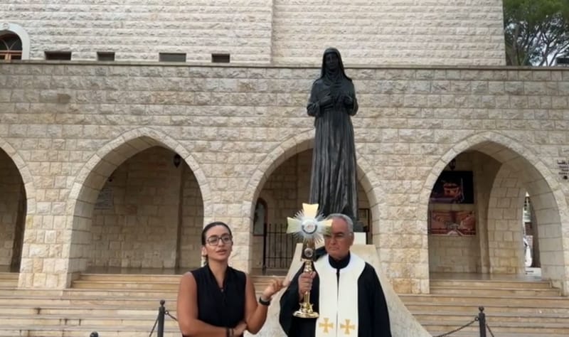 بالفيديو : إليك تفاصيل أعجوبة بشفاعة رفقا مع كاسندرا القزح من دير الأحمر