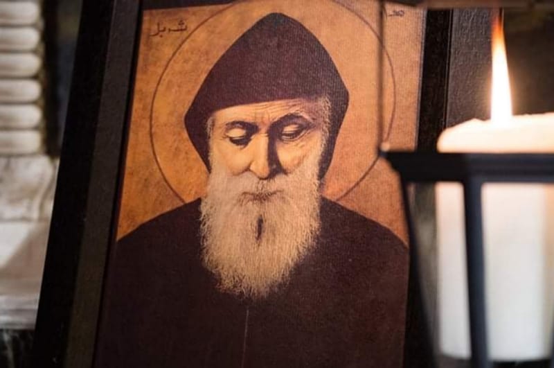 بالفيديو : مطرب مسلم ونصف مشلول يشهد ويعترف بالأعجوبة التي حصلت معه ويقبّل تمثال مار شربل!