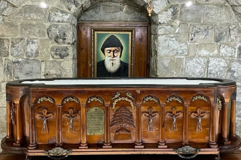 طار ١٥ متر ودخل في كوما و أيقظه مار شربل - - إليكم تفاصيل الأعجوبة!