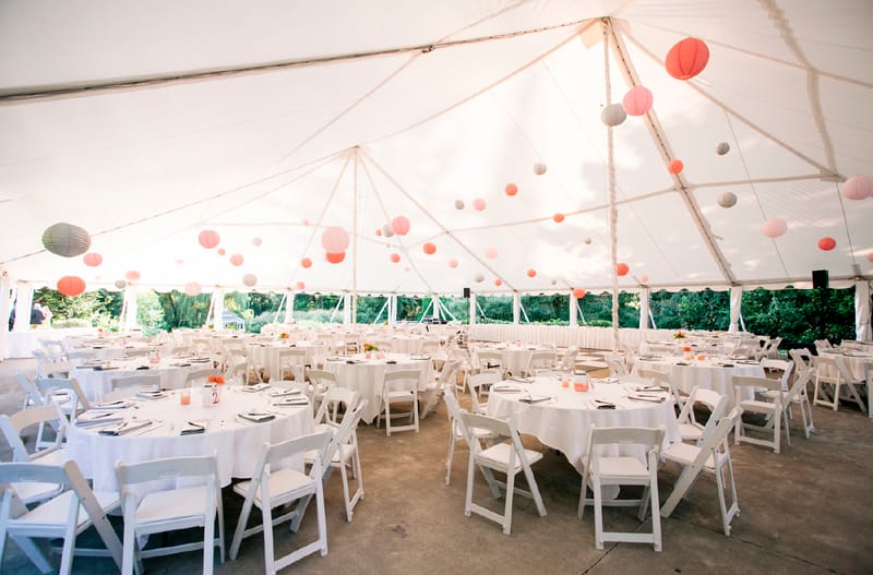 שולחנות וכיסאות