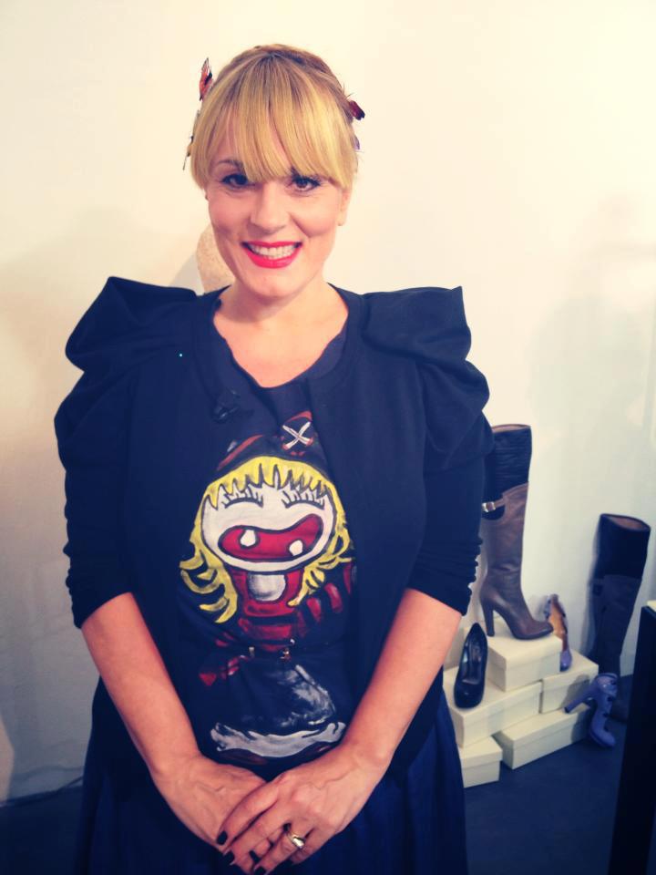 Roberta Murr wears the hand-painted T-shirt "the Piratessa" Trashit.