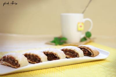 עוגיות בצק פריך במילוי תמרים וקינמון