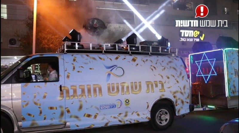 צפו בוידיאו: מופע רחפנים וזיקוקים מרהיב