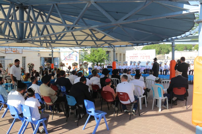 ברוב פאר והדר קיבלו התלמידים את החומש הראשון