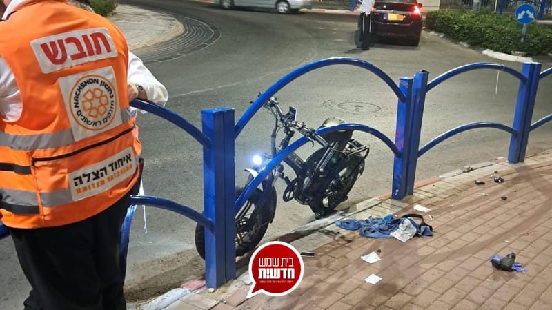 תאונה קשה בשדרות הדקל: רוכב אופניים חשמליים התנגש בגדר ונפצע קשה