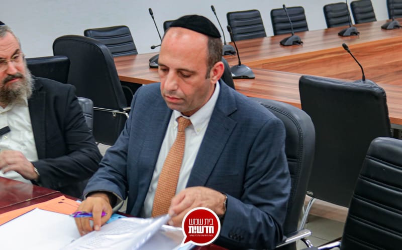 First publication: candidate Greenberg has given up returning to his professional position until the elections - and remains active in the city