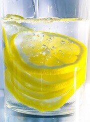 שתיית מים עם לימון כל בוקר - מה אומר על כך המדע?