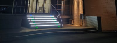 正面入口階段　照明設置