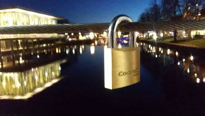 Viska det i örat. Vi ska. Vi ska.