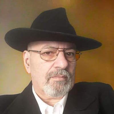 الروائي والصحافي ورسام الكاريكاتير الدكتور ممدوح حمادة..مسيرة من الإبداع بدأها قبل نحو 30 عاما..