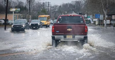 Storm hits US, knocking out power, causing floods and grounding flights