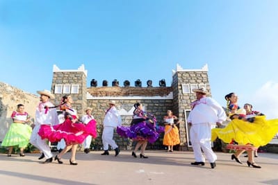 الدبكة اللبنانية والـ«هواستيكا» المكسيكية على قمم عسير