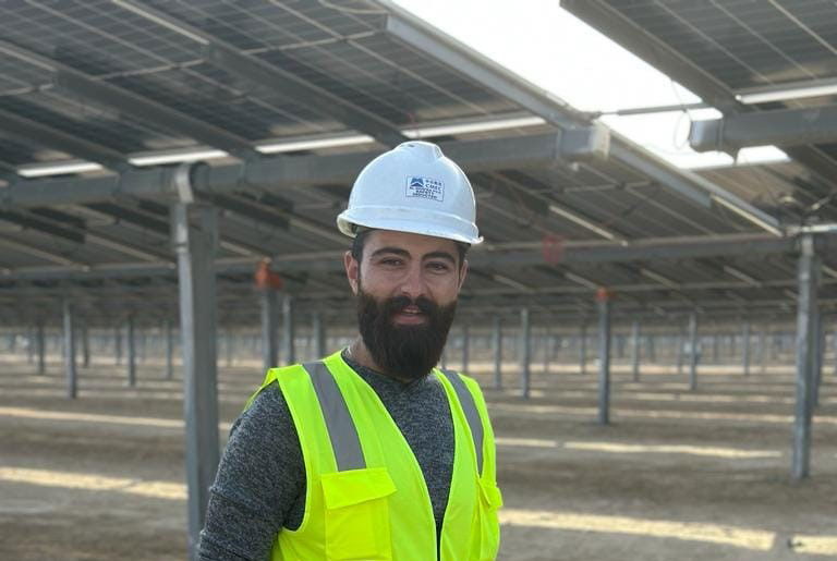 المهندس الشاب تمام العربيد ابن السويداء مديراً بأحد أكبر مواقع الطاقة الشمسية بالعالم