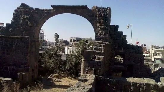 يعود لنحو ألفي عام ..قوس النصر.. شاهد على الحضارات التي تعاقبت على مدينة السويداء